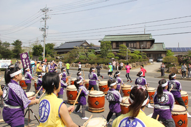 子供たちによる「うねめ太鼓」が士気を高めてくれます
