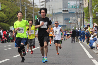 20年以上続く歴史。並木道の大通りでは沿道から多くの声援が