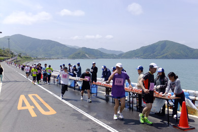 目の前の海と山に励まされながら水分補給。さあ、もうひと息！