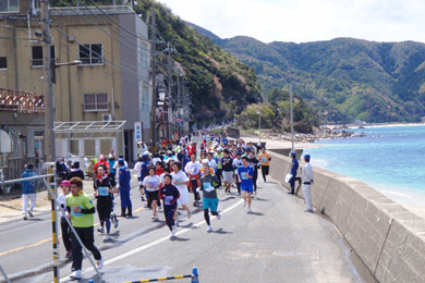 風情ある竹波海水浴場の町並み。地元の皆さんの温かな声援がうれしい