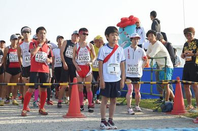 コース内の各地元の小学生による1km×100人リレーも開催。子供たちも真剣にたすきをつないでいきます！　負けずにがんばろう！