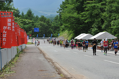 ラストに待ち受ける2kmの急勾配な上り坂。気力脚力の限りを尽くして…！