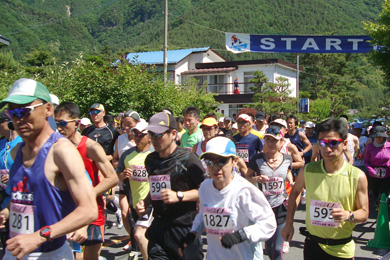 さあ、青葉に包まれた湖に向かってスタート！