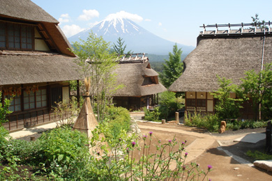 選手は前日から無料入場できる「西湖いやしの里根場」。茅葺屋根に囲まれてほっこりタイムスリップ気分を