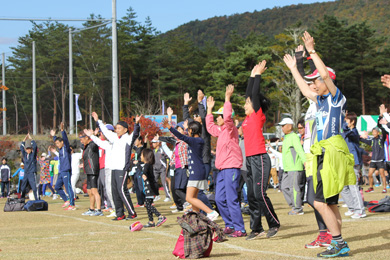 全員でしっかり準備体操。雄大な富士山を目の前にぜいたくなひととき