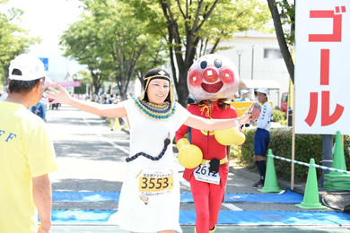 仮装ランナーもいっぱい！　大会を盛り上げます