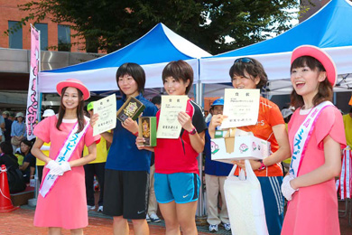 ファミリーや遠来からの参加などでもらえる2kg箱には6個もの桃が！